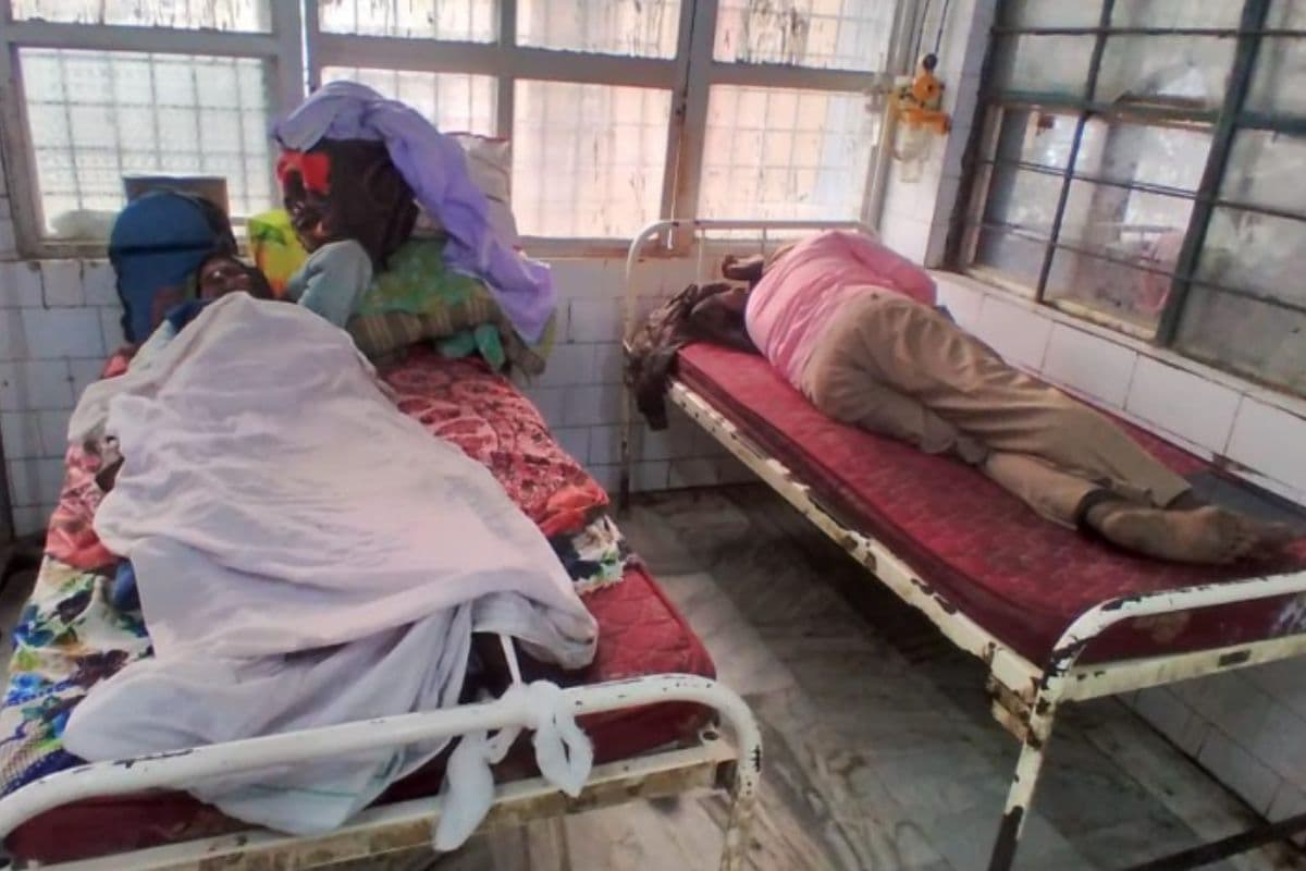 Bhagalpur: विभाग मस्त रोगी पस्त!, अस्पताल की लापरवाही से चादर ओढ़कर सर्दी दूर कर रहे मरीज