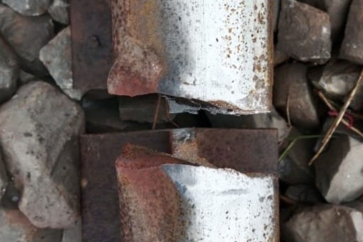 Madhepura में ट्रेन के आने से पहले टूटी पटरी,  गेटमैन की मुस्तैदी से टला बड़ा रेल हादसा