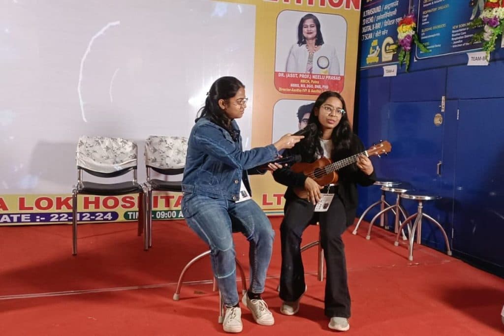 कार्यक्रम के दौरान प्रस्तुति देती छात्राएं