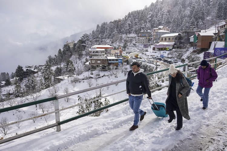 Snowfall Warning: श्रीनगर में तापमान शून्य से 7.3 डिग्री नीचे, कश्मीर में शीतलहर का प्रकोप, जानें अगले 3 दिन का मौसम
