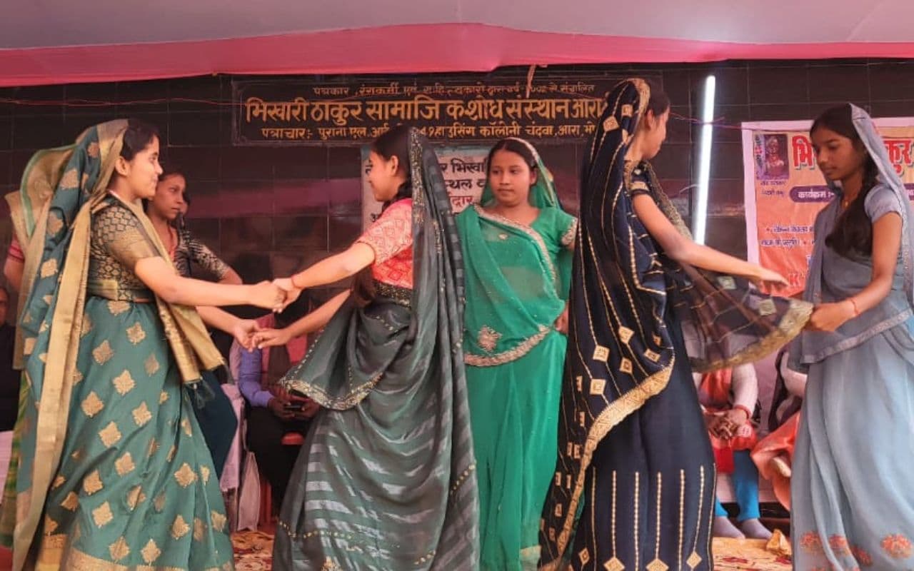 Arrah News: पारंपरिक धोबिया नाच और नाटक के मंचन में जुटे हजारों दर्शक, स्कूली बच्चों की प्रस्तुति पर भोजपुरी की हुई चर्चा