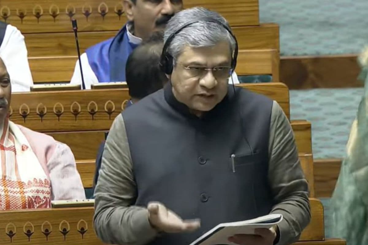 PM Modi Gift: रेल यात्रियों को जल्द मिलेगी बड़ी खुशखबरी, लाखों लोगों को होगा फायदा