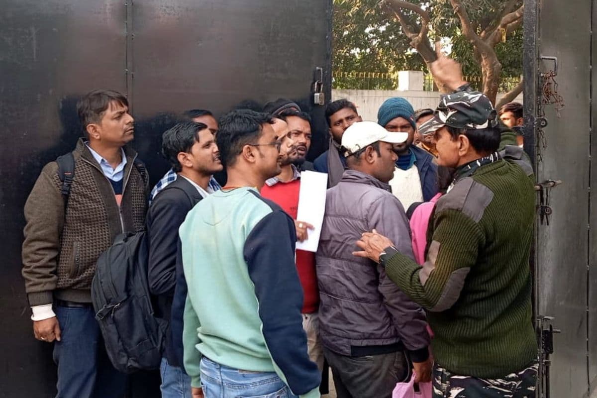 BRABU में डिग्री लेने पहुंचे छात्रों से बदसलूकी, गार्ड ने निकाला बाहर, सड़क पर हंगामा