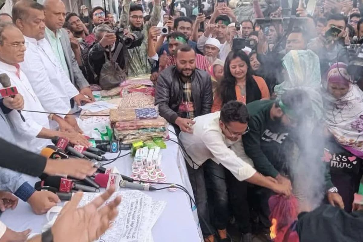 Bangladesh News: बांग्लादेश में भारतीय सामानों के बहिष्कार की अपील, BNP नेता ने जलायी भारतीय साड़ी