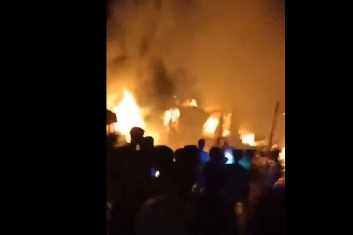 Bangladesh Violence: बांग्लादेश में मंदिर पर फिर हमला, मूर्तियों पर पेट्रोल छिड़ककर लगा दी आग