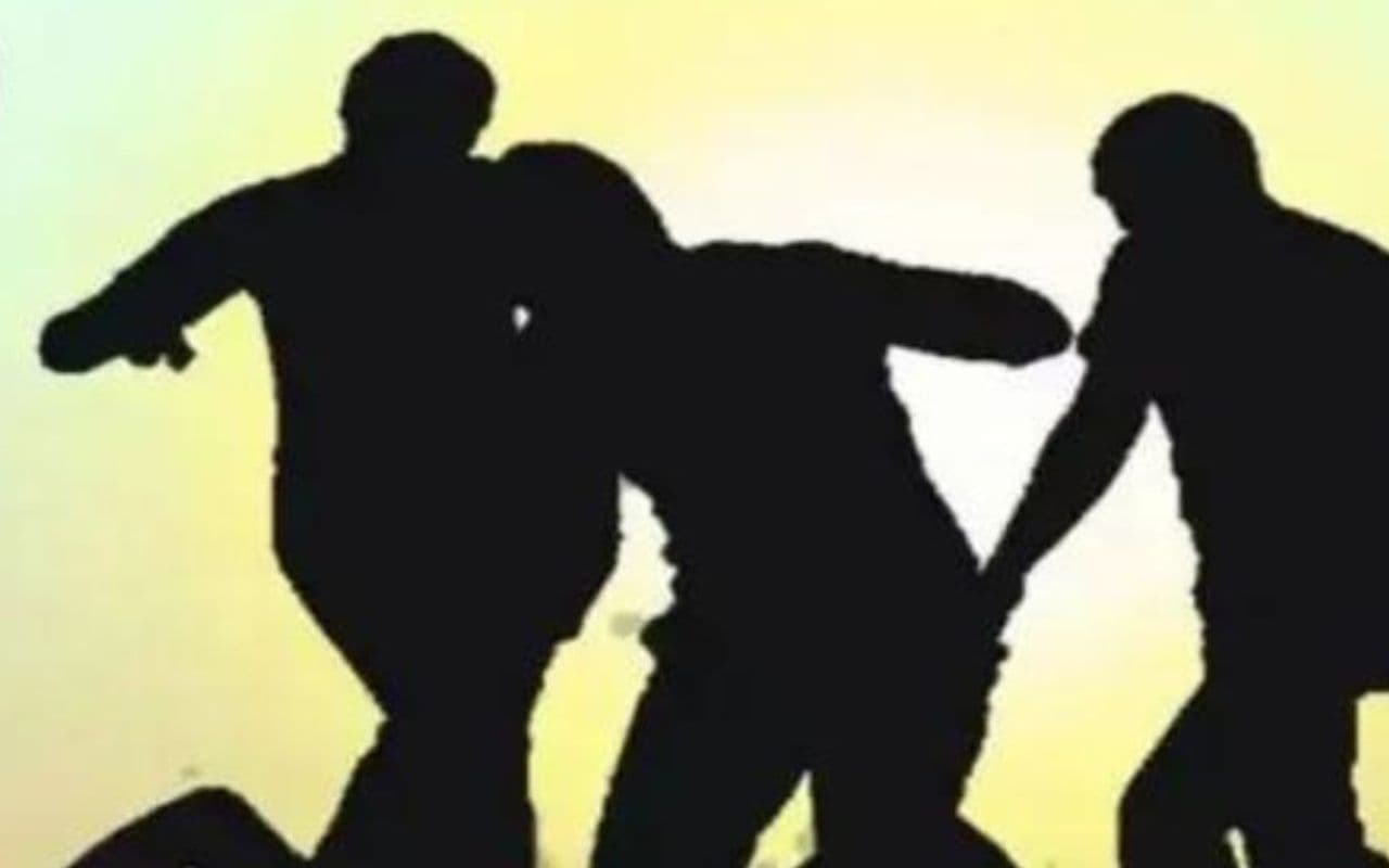 Begusarai: करोड़पति बनने की ख्वाइश में 2 युवकों के साथ क्रूरता, अपराधियों ने नंगा कर बनाया अश्लील वीडियो