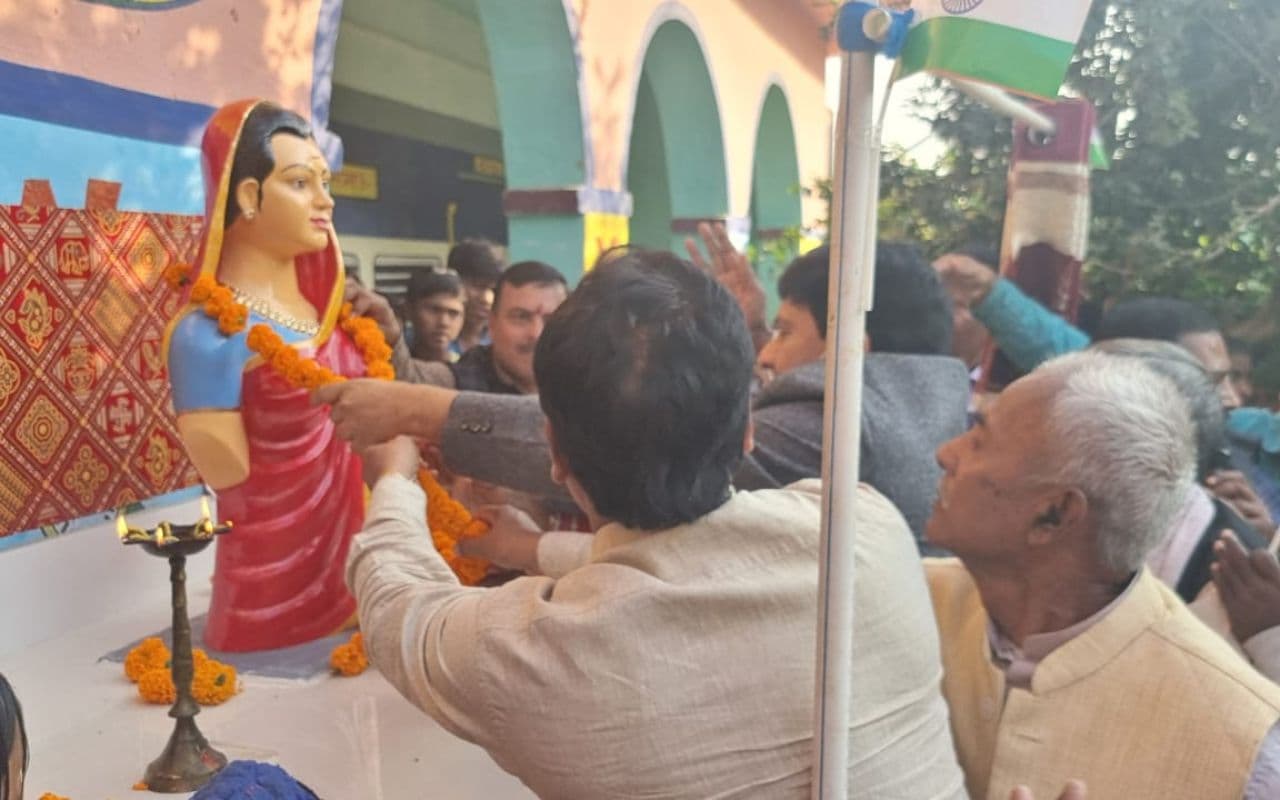 Bhagalpur News: शिक्षिका के विदाई समारोह में सावित्री बाई फुले की प्रतिमा का हुआ अनावरण