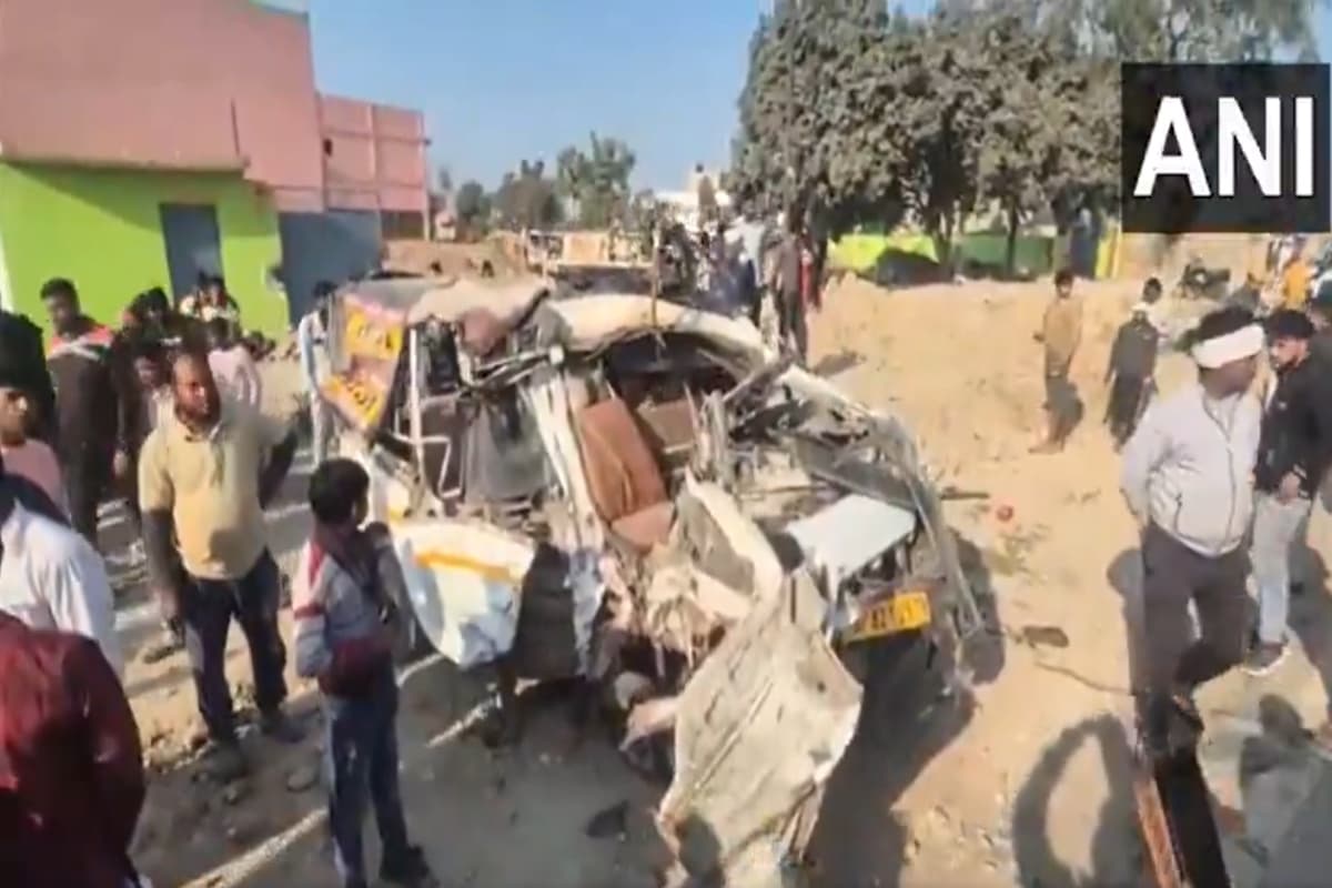 Big Accident: उत्तर प्रदेश के हाथरस में पिकअप वैन और कूरियर कंटेनर की जोरदार टक्कर, हादसे में 7 लोगों की मौत