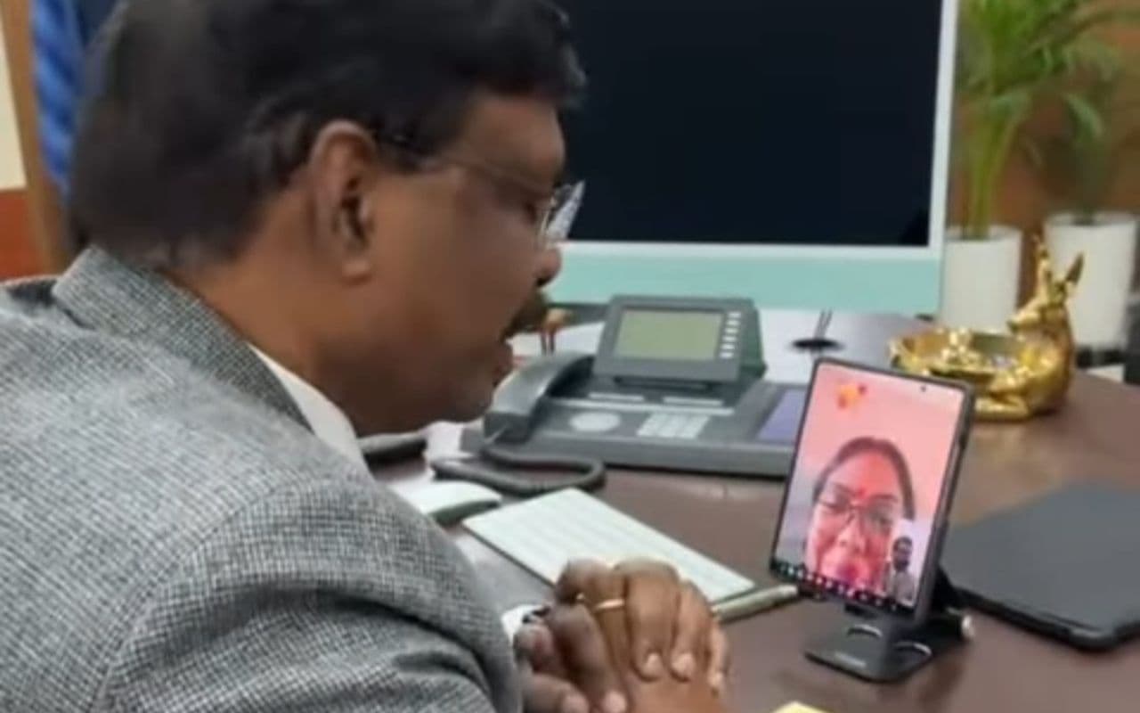 Bihar: ‘हेलो मैम सुना है आप इनोवेटिव तरीके से पढ़ाती हैं’, जूही मैम की जुगाड़ वाली पढ़ाई के कायल हुए ACS सिद्धार्थ Bihar: ‘हेलो मैम सुना है आप इनोवेटिव तरीके से पढ़ाती हैं’, जूही मैम की जुगाड़ वाली पढ़ाई के कायल हुए ACS सिद्धार्थ