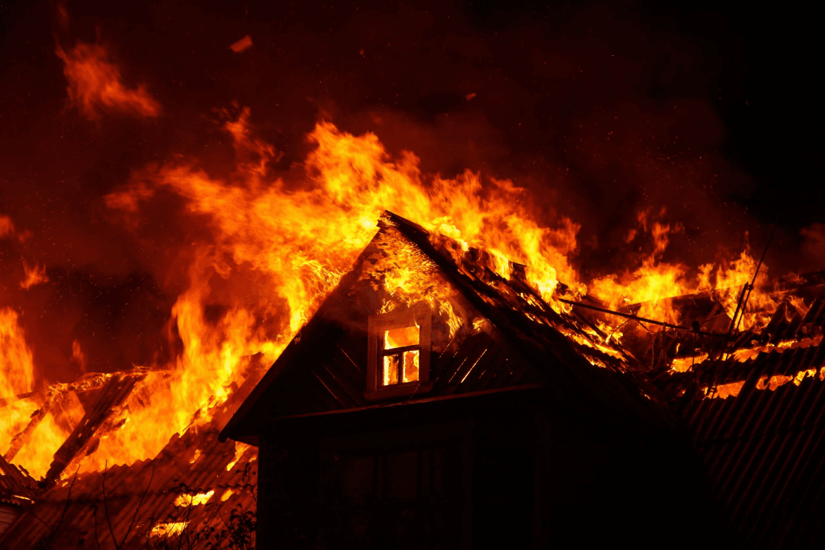 Muzaffarpur Fire Incident: बठवाड़ा गांव में लगी भीषण आग, दर्जनों घर जलकर राख, लाखों का हुआ नुकसान