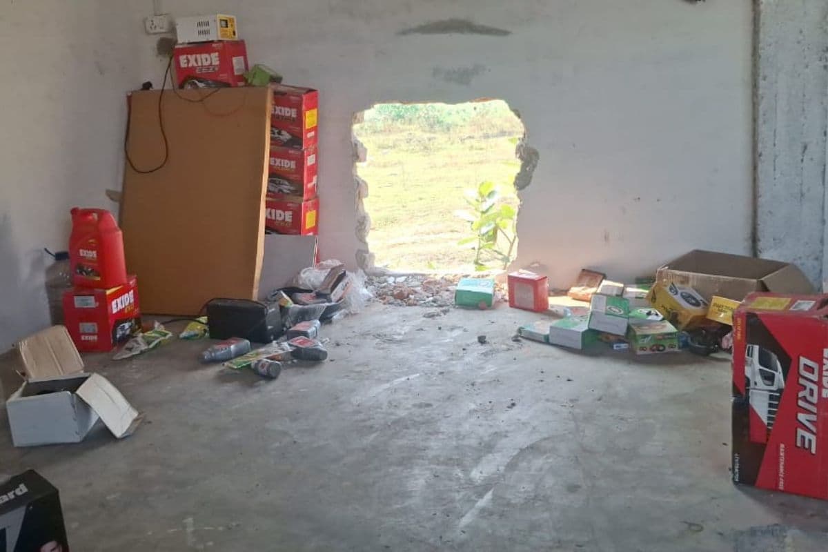 बगहा में NH किनारे दुकान में बड़ी चोरी, बैटरी-इनवर्टर समेत साढ़े चार लाख का सामान ले उड़े चोर