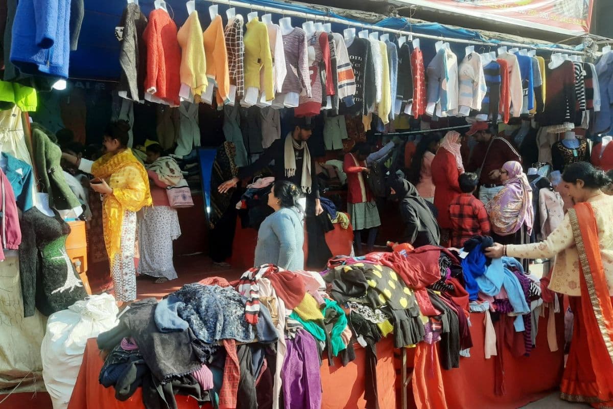मुजफ्फरपुर में ठंड के असर से गर्म कपड़ों की खरीदारी में तेजी, कंबल और स्वेटर की हो रही जोरदार बिक्री