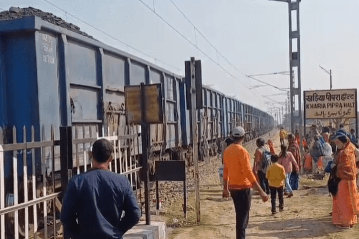Train Accident in Bihar: चलते-चलते अचानक दो हिस्सों में बंटी ट्रेन, 2 घंटे बाधित रहा परिचालन