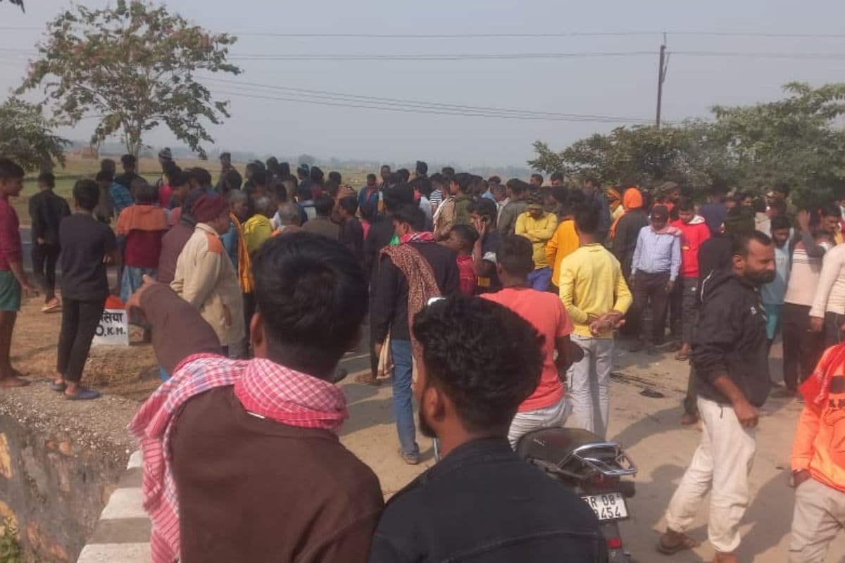 Bihar News: सुल्तानगंज में अनियंत्रित ट्रैक्टर की चपेट में आने से बाइक सवार की मौत, एक की हालत गंभीर