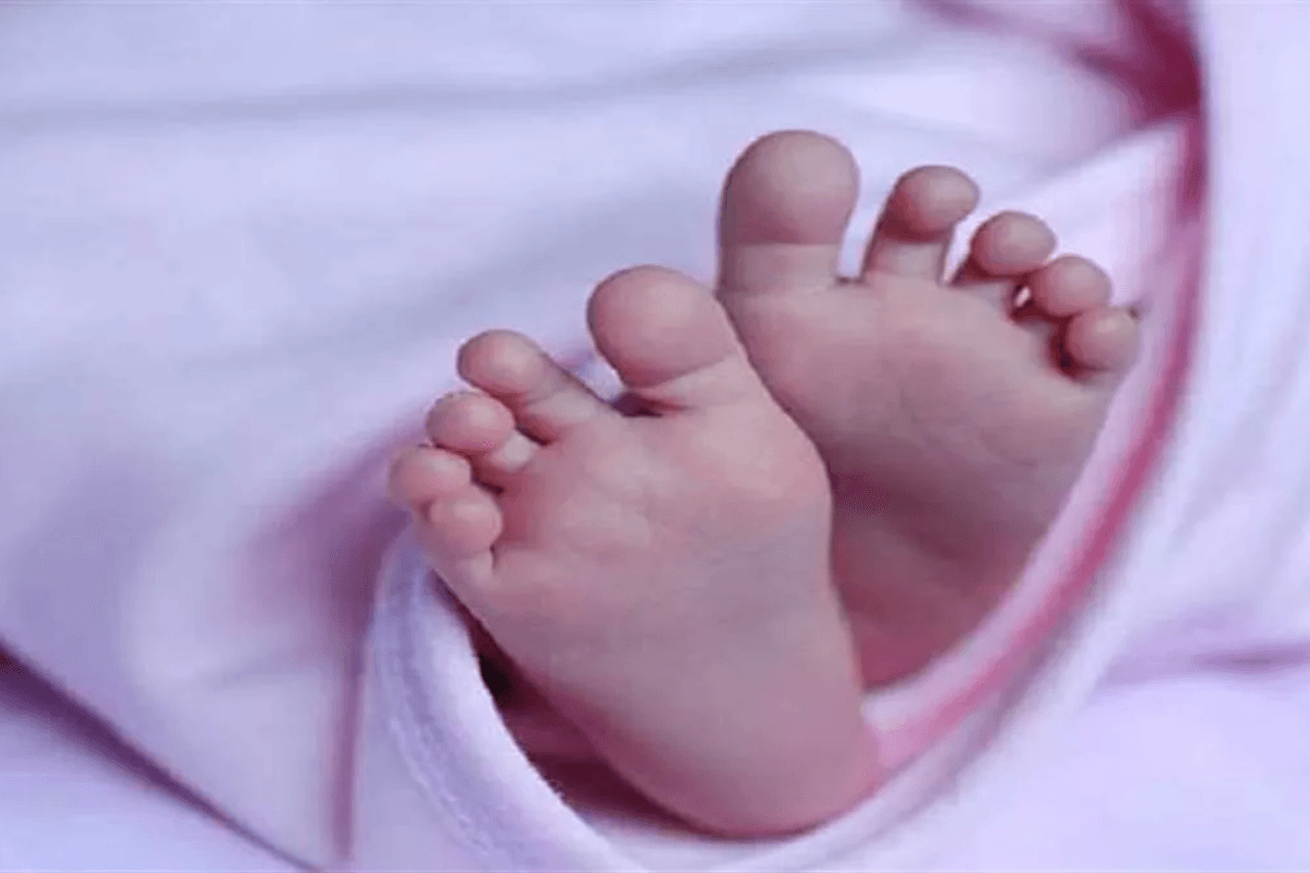 Bihar News: शौचालय में नवजात को जन्म देकर फरार हुई महिला, नर्सों ने गले से लगाया