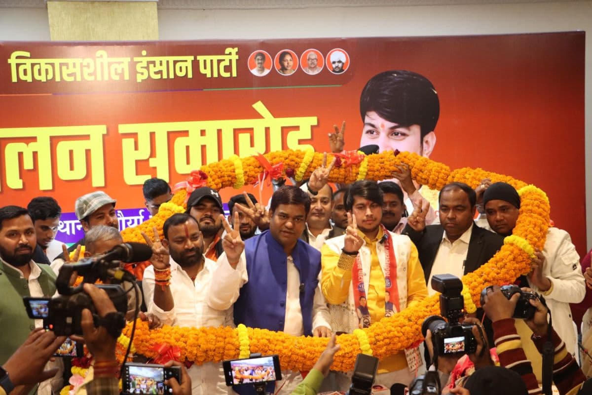 नीतिश द्वेदी सैकड़ों समर्थकों के साथ VIP में हुए शामिल, मुकेश सहनी ने दिलाई सदस्यता