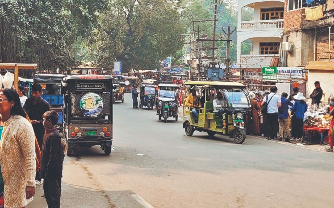 बोधगया में इ-रिक्शा का भाड़ा तय नहीं, यात्रियों की बढ़ी परेशानी