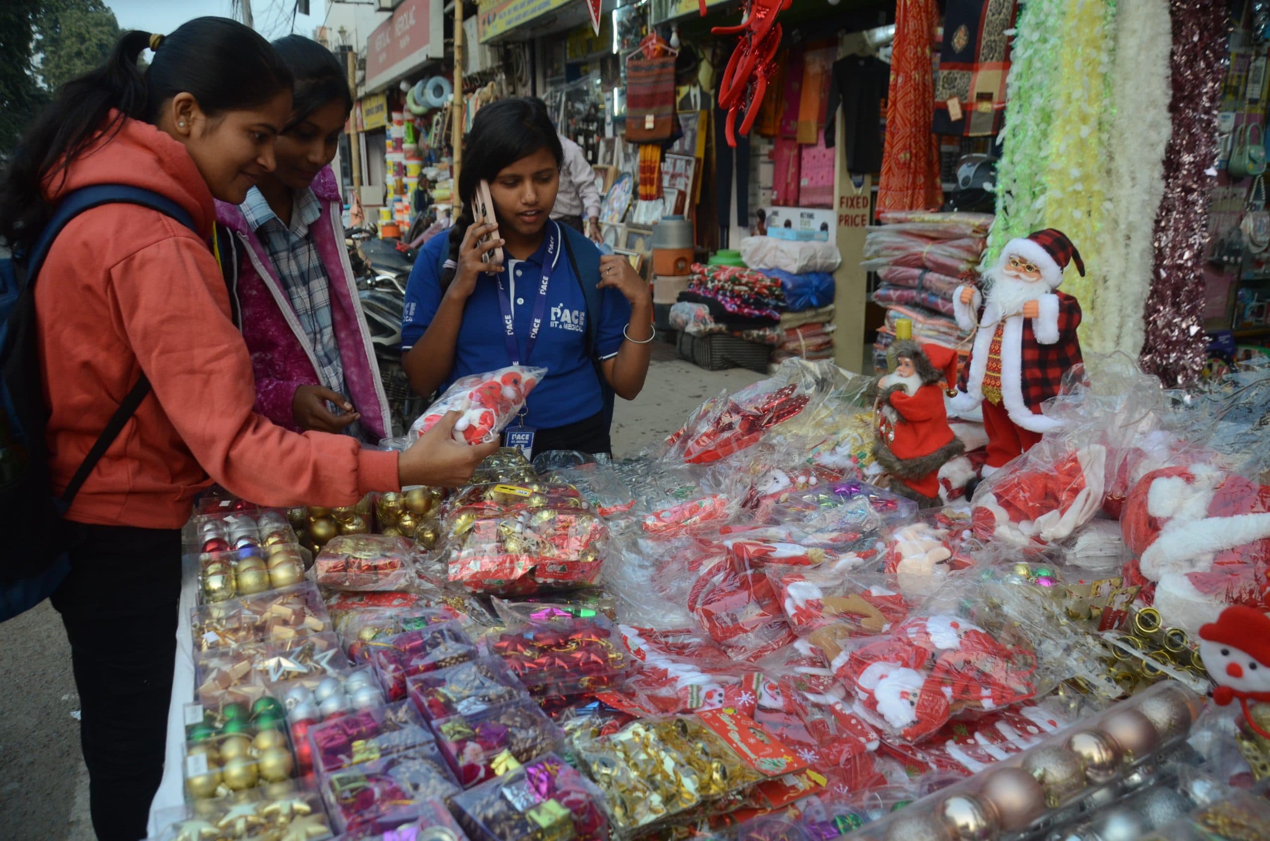 Christmas Day 2024: रंग-बिरंगे स्टार से सजा क्रिसमस बाजार, अगले सप्ताह लोग करेंगे सेलिब्रेट, इन चीजों की बढ़ी डिमांड