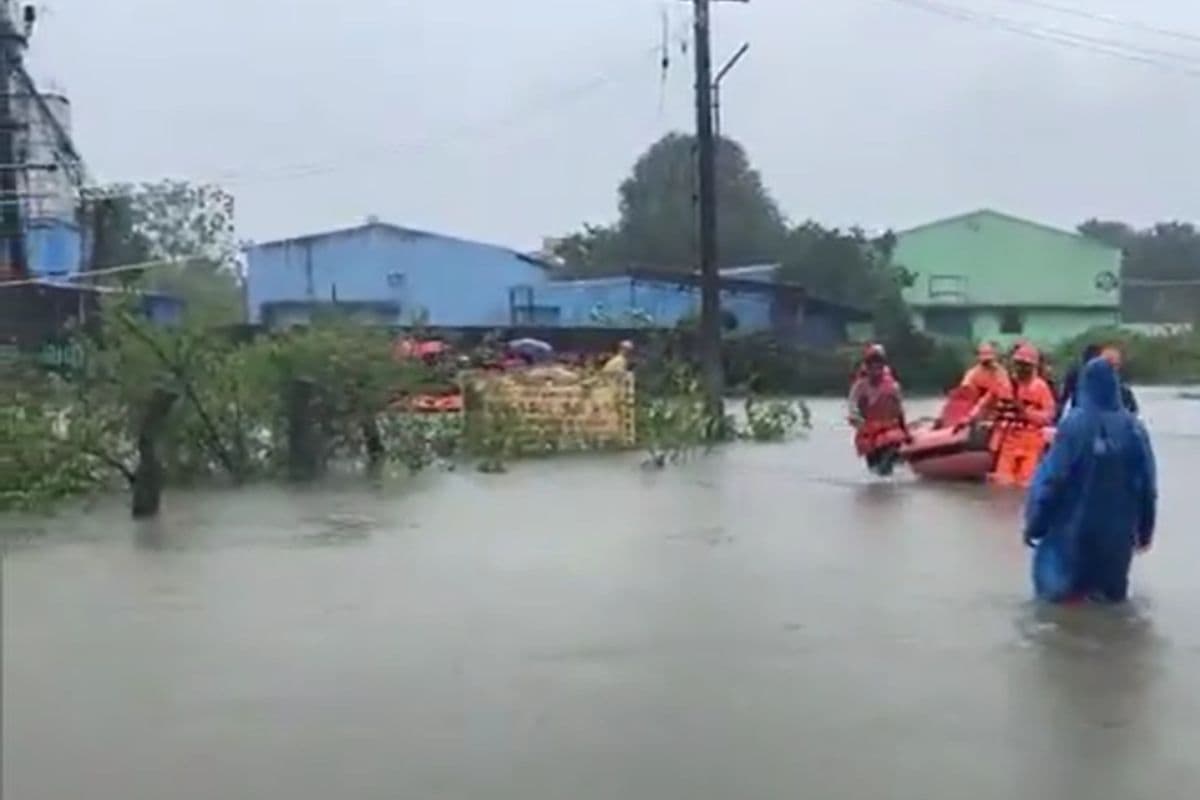 Cyclone Fengal Tracker: चक्रवात फेंगल से भारी तबाही, पुडुचेरी और तमिलनाडु में बाढ़ जैसे हालात, देखें वीडियो