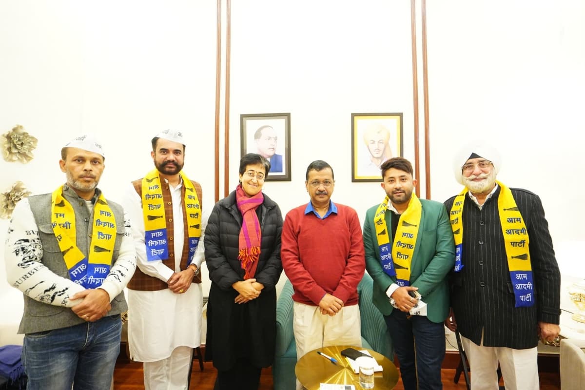 दिल्ली चुनाव से पहले बीजेपी, कांग्रेस और बीएसपी को बड़ा झटका, कई नेता हुए AAP में शामिल
