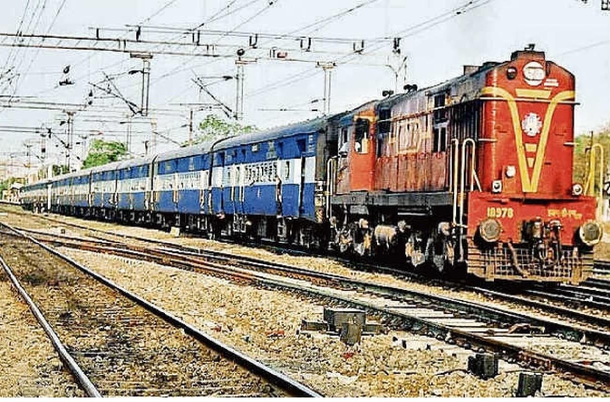 Darbhanga News: रेल गुमटी के बीच खड़ी हो जाती ट्रेन, जाम की समस्या को बना देती विकराल