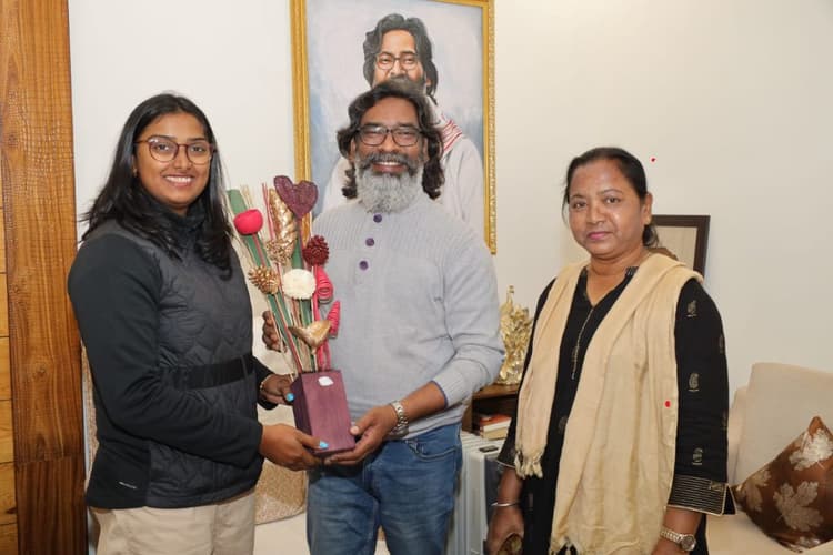 Jharkhand News: सीएम हेमंत सोरेन से मिलीं तीरंदाज दीपिका कुमारी और सेंटर फॉर एक्सीलेंस की कोच डी साईश्वरी