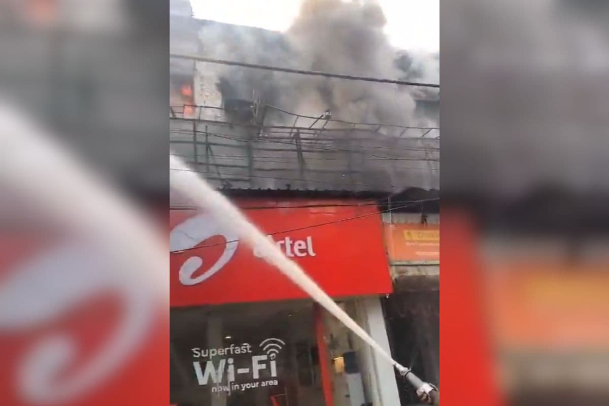 Delhi News: धू-धूकर जलने लगा राजौरी गार्डन स्थित रेस्टोरेंट, आग बुझाने में दमकल कर्मियों के भी छूटे पसीने, देखें Video