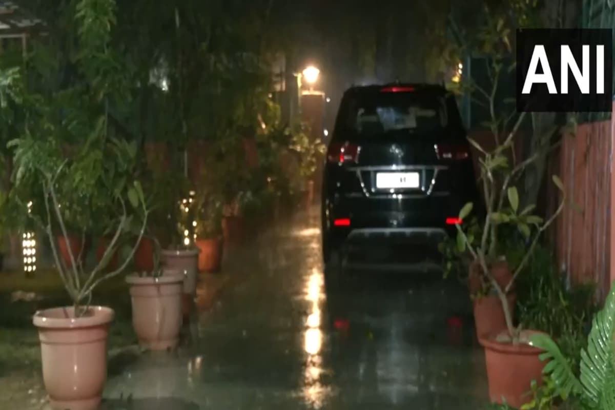 Delhi Rain Warning: दिल्ली-NCR में झमाझम बारिश, ठंडी हवा ने बढ़ाई सर्दी, 3 डिग्री तक पहुंच जाएगा तापमान