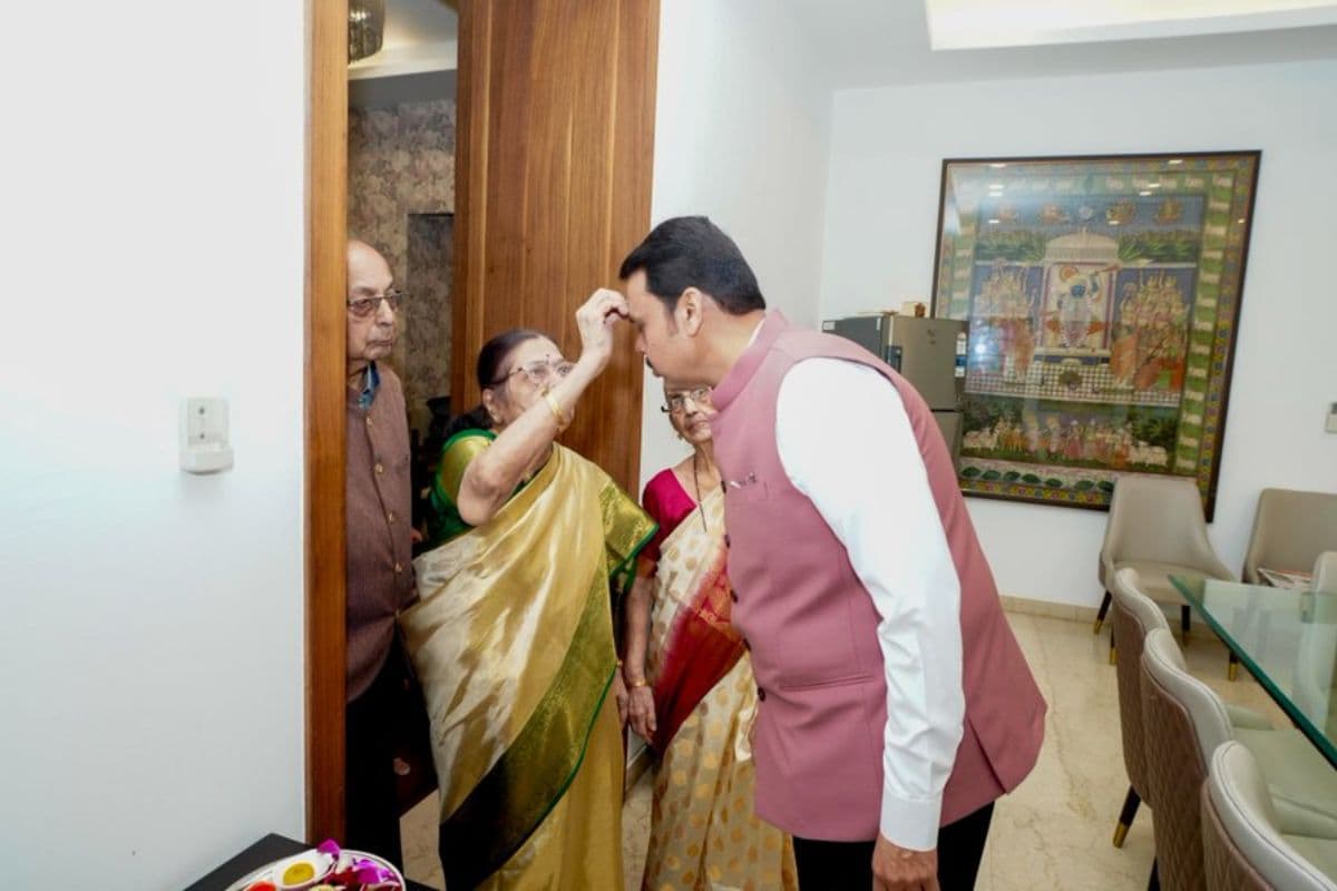 Devendra Fadnavis Shapath Grahan: शपथ लेने से पहले देवेंद्र फडणवीस को मिला मां का आशीर्वाद