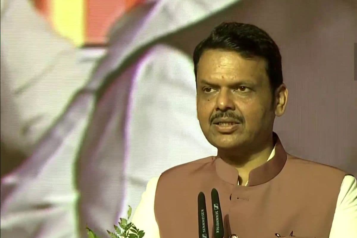 Devendra Fadnavis Shapath Grahan: देवेंद्र फडणवीस तीसरी बार बने महाराष्ट्र के मुख्यमंत्री, शिंदे और अजित ने डिप्टी सीएम की ली शपथ