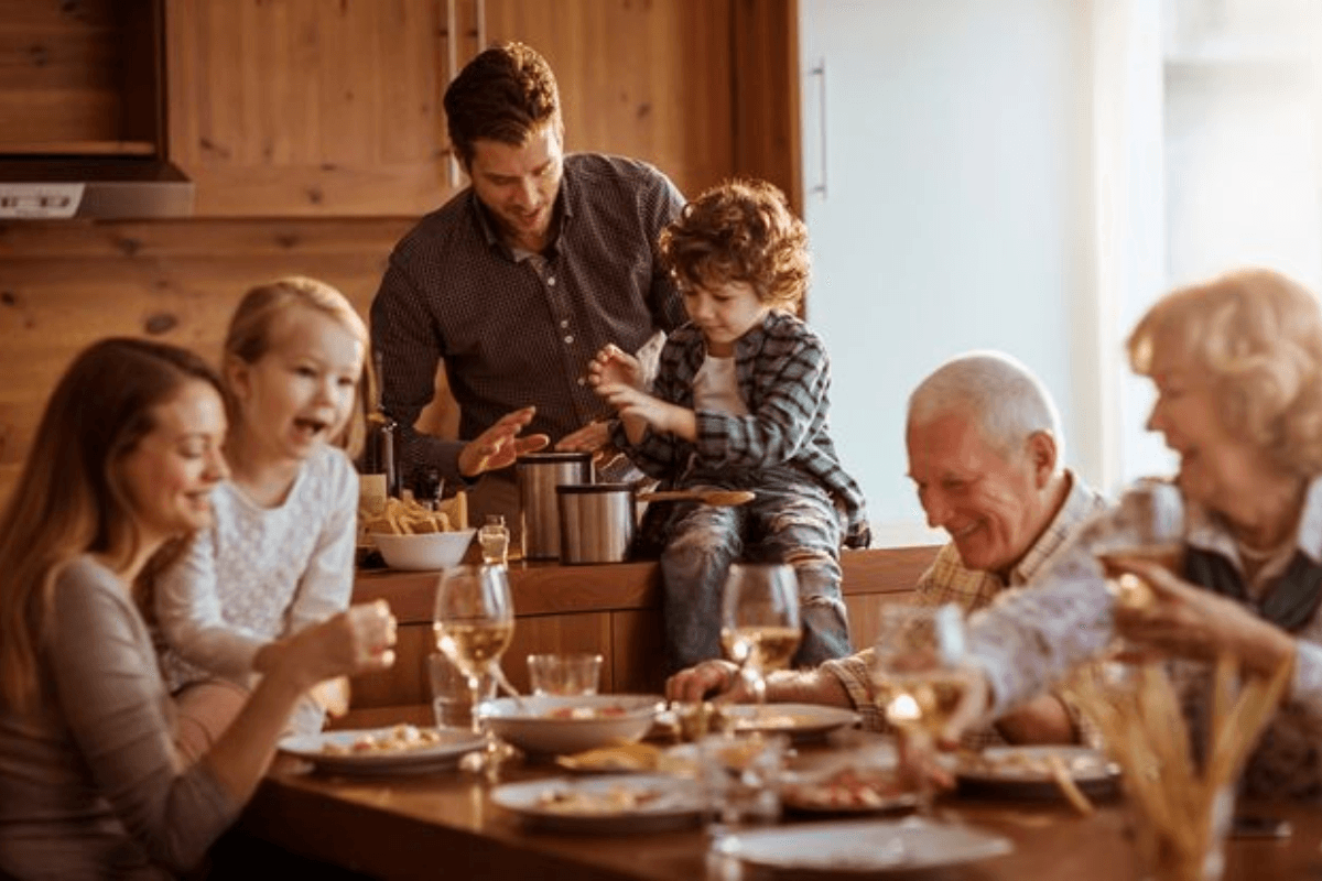 Parenting Tips: घर पर आए हुए हैं मेहमान तो बच्चों के साथ न करें ये व्यवहार