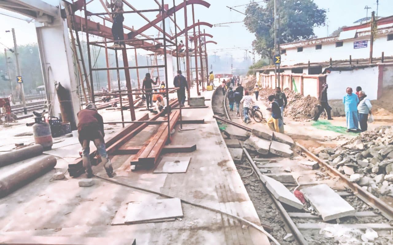 Gaya News: गया रेलवे स्टेशन पर अब अपने निजी वाहनों से प्लेटफॉर्म तक पहुंच सकेंगे यात्री, ये सुविधाएं भी मिलेंगी जल्द