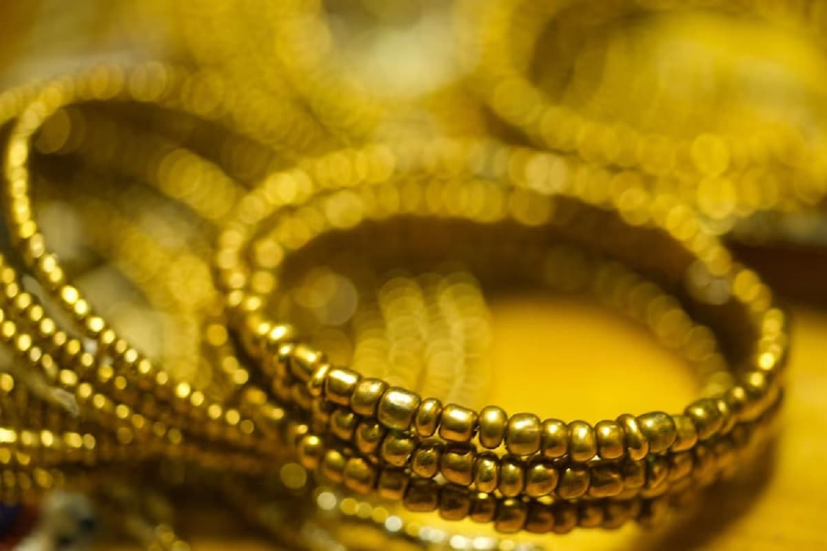 सोने की कीमत में 300 रुपये की बढ़ोतरी, चांदी 1300 रुपये चमकी