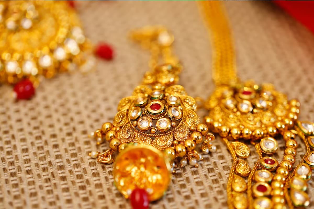 खरमास शुरू होने से पहले सस्ता हो गया सोना, 350 रुपये टूटी चांदी