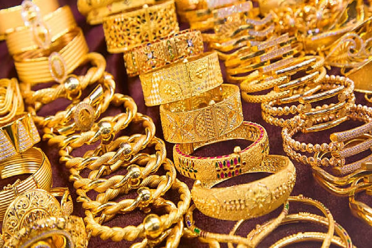 Gold Rate: सोने की कीमत में बड़ी गिरावट, चांदी 2000 रुपये हो गई सस्ती