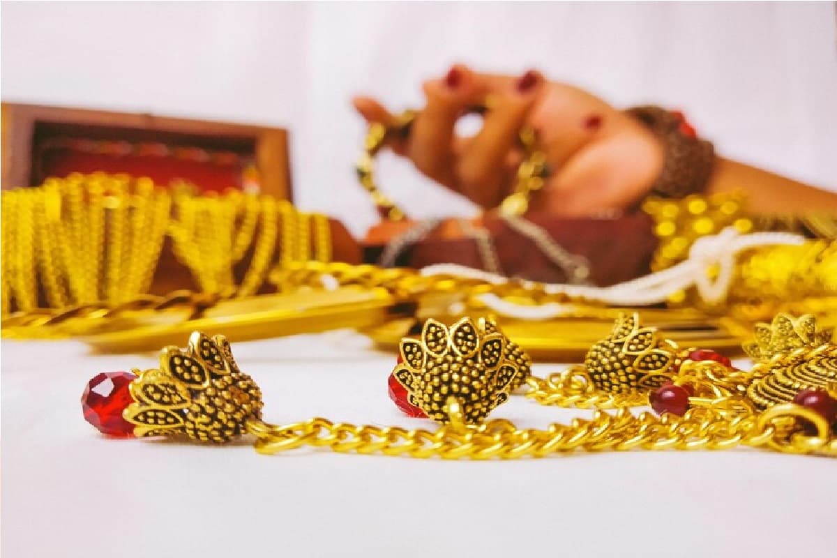 सोना की कीमतों में फिर आई तेजी, चांदी भी हुई मजबूत, जानें आज का ताजा भाव