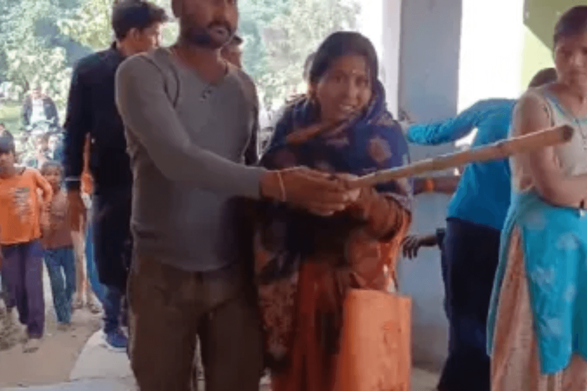 Gopalganj News: सरकारी स्कूल के दो महिला शिक्षकों के बीच जमकर चले लाठी-डंडे, शिक्षा विभाग से पहले भी की गई थी शिकायत