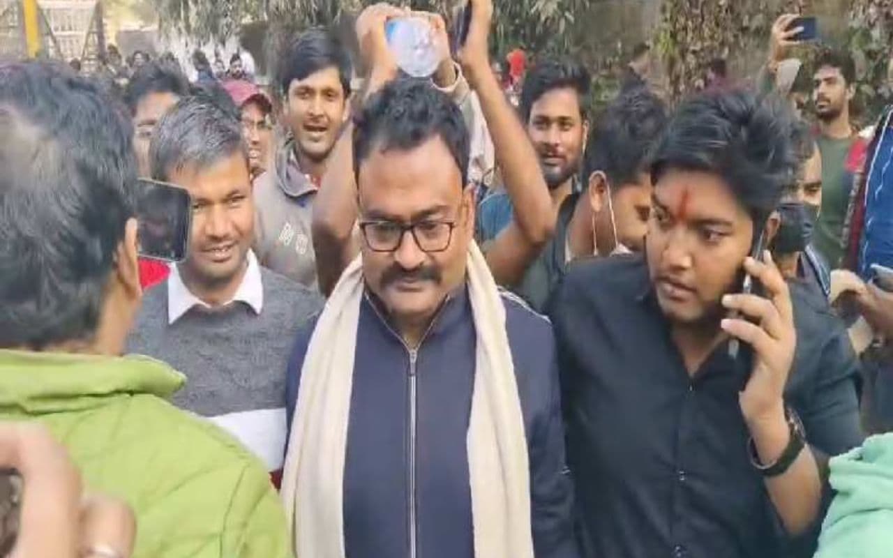 BPSC Candidates: बीपीएससी अभ्यर्थियों से मिलने पहुंचे गुरु रहमान, बोले- हमारी सिर्फ एक मांग 'पुनर्परीक्षा'