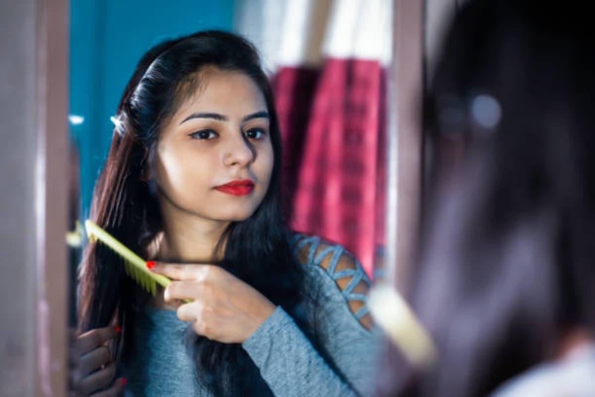 Hair Care Tips: बालों को घना और मोटा बनाएगा ये घरेलू नुस्खे, जानें