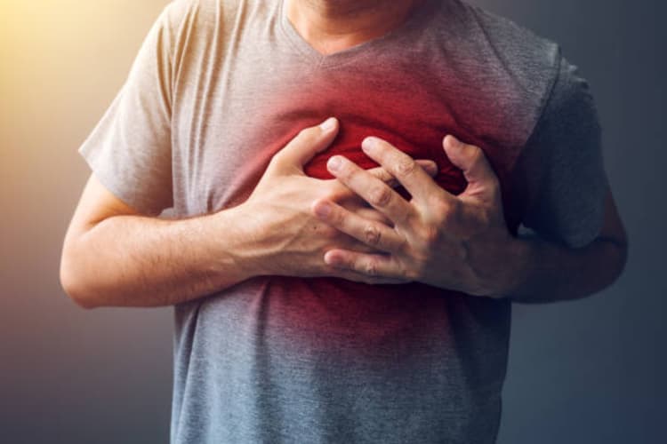 Heart Attack Signs: हार्ट अटैक के लक्षण हैं शरीर में इस तरह के बदलाव, तुरंत डॉक्टर से लें सलाह