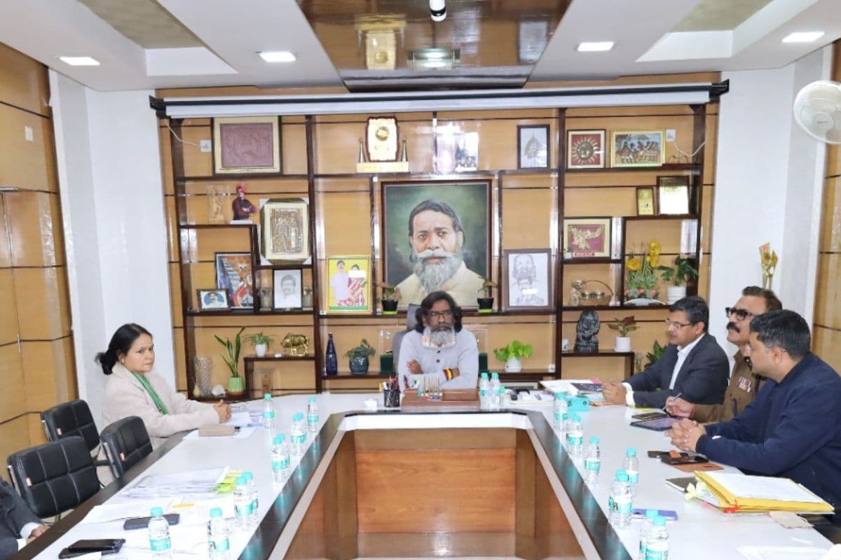 सीएम हेमंत सोरेन की हाई लेवल मीटिंग, मंईयां सम्मान योजना कार्यक्रम के लिए अफसरों को दिए निर्देश