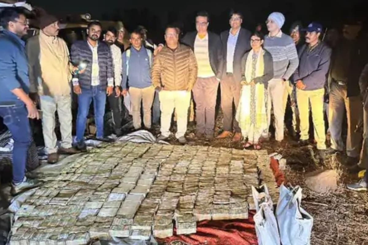 Income Tax Raid: भोपाल में लावारिस कार से 10 करोड़ कैश समेत 52 किलो सोना बरामद, जांच में जुटा आयकर विभाग