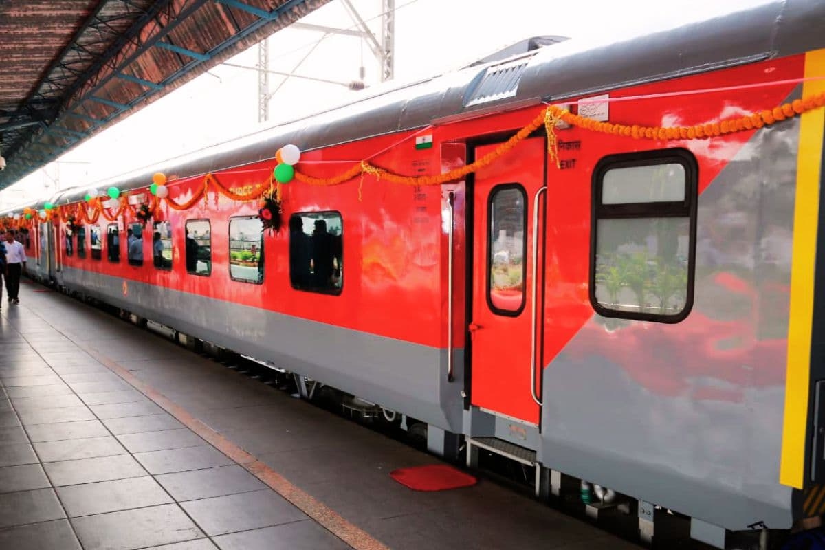 Railway Stocks Today: रेलवे स्टॉक्स में गिरावट, RVNL और IRFC 8% तक फिसले, निवेशकों की नजर बाजार पर