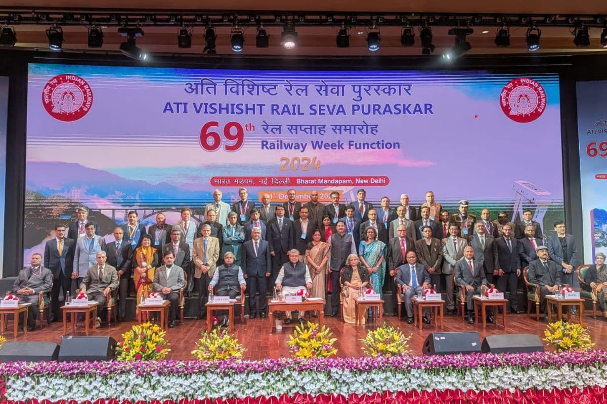 Indian Railways News: अपनी सूझबूझ से बचायीं कई जिंदगियां, रेलवे ने इन्हें दिया अति विशिष्ट रेल सेवा पुरस्कार