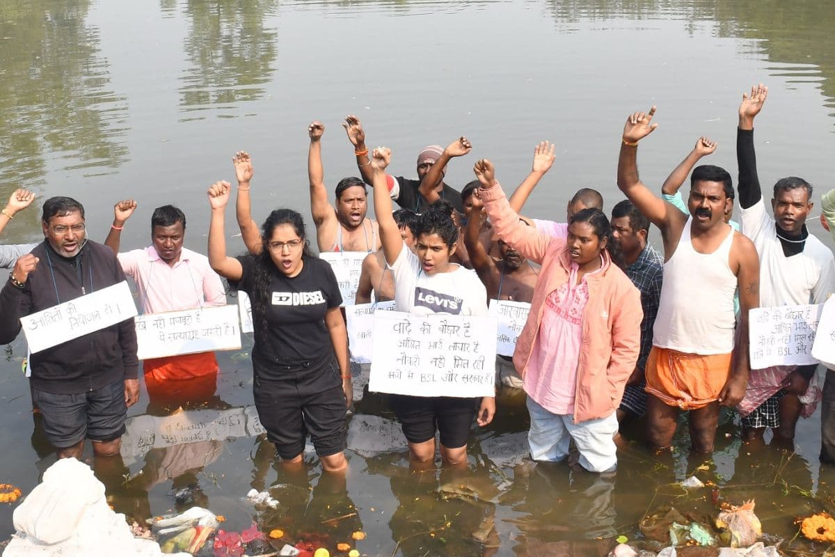 Bokaro News: बोकारो स्टील प्लांट में नियोजन के लिए जल सत्याग्रह, गले में तख्ती टांग की नारेबाजी