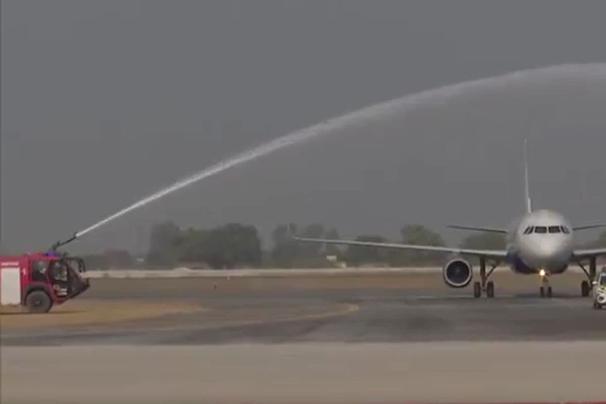 Jewar International Airport पर फ्लाइट की पहली लैंडिंग, यूपी-नोएडा वालों को मिली बड़ी खुशखबरी, देखें VIDEO