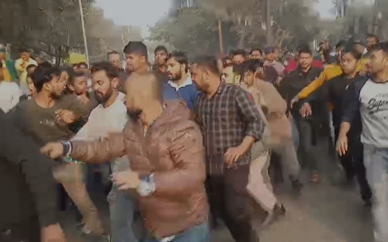 BPSC Re-Exam Video : धरना स्थल से निकले खान सर, नाराज छात्र बोले- बीच में छोड़ भाग गए