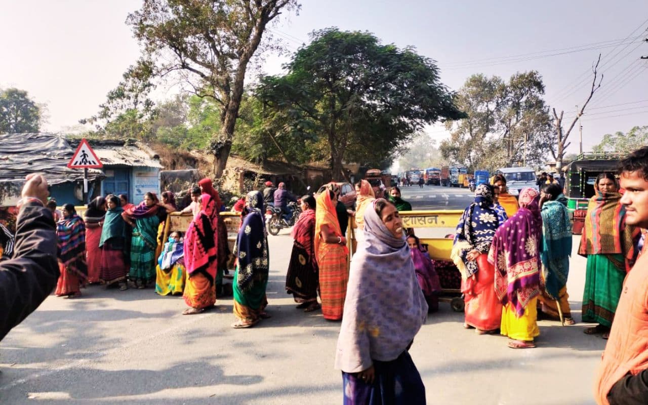 Koderma-Jamua Road Jam: युवक को बेरहमी से पीटने के विरोध में कोडरमा-जमुआ मेन रोड जाम