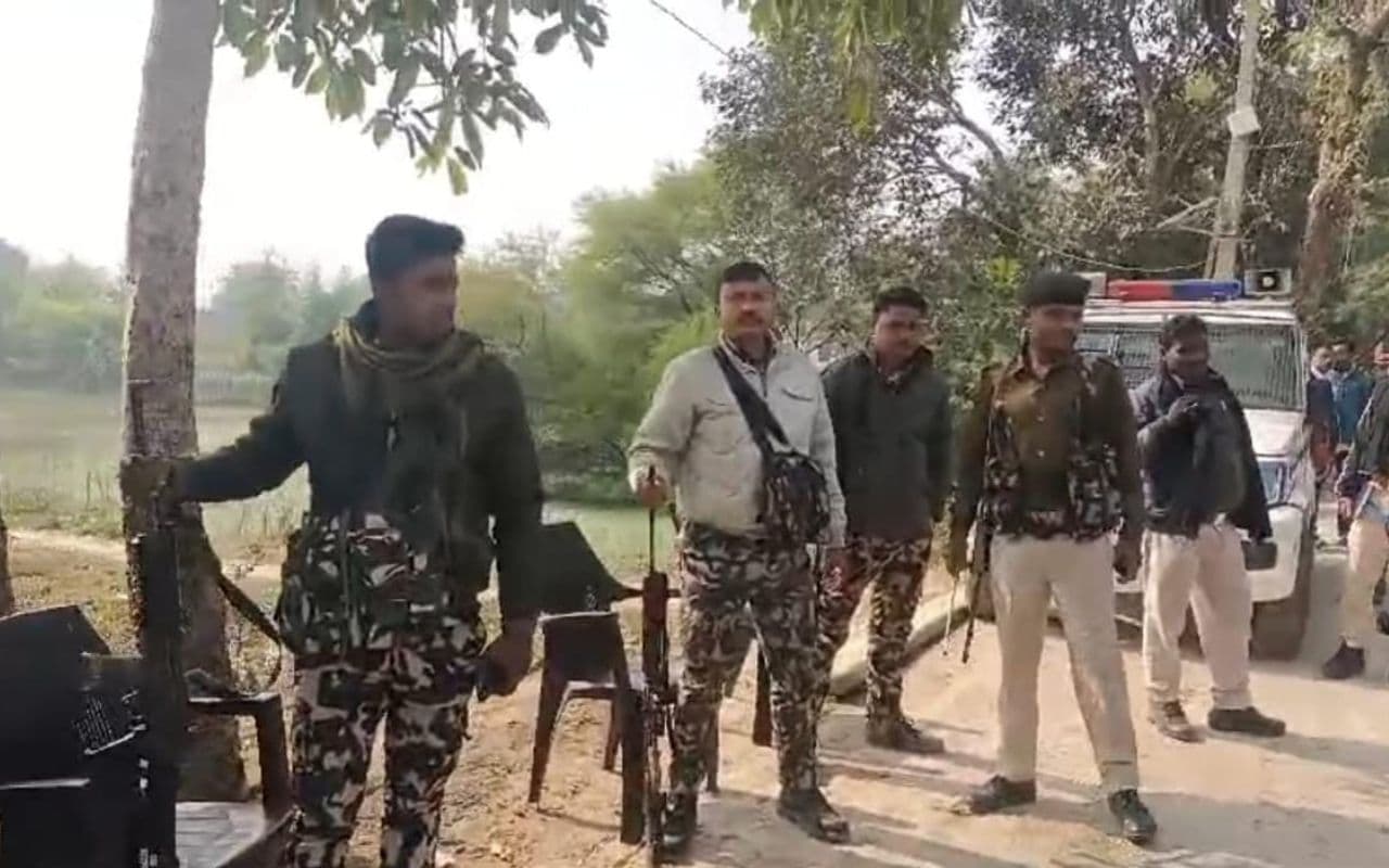 Bihar Crime News: लखीसराय में अपराधियों ने अधेड़ को गोली मारकर की हत्या, घटनास्थल पर पुलिस कर रही कैंप