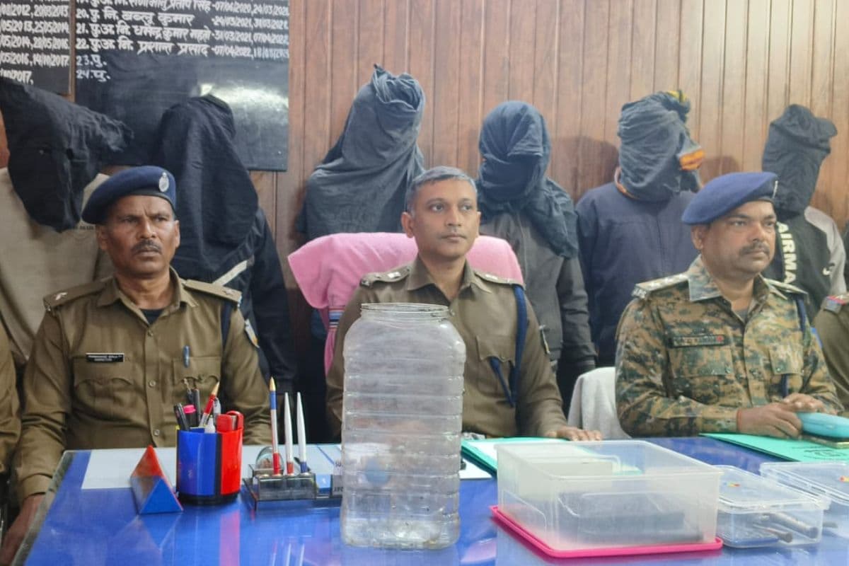 हाइवा में आगजनी और फायरिंग मामले में गिरफ्तारी की जानकारी देते एसपी कुमार गौरव